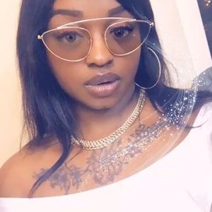 Meet your Posher, Ebony